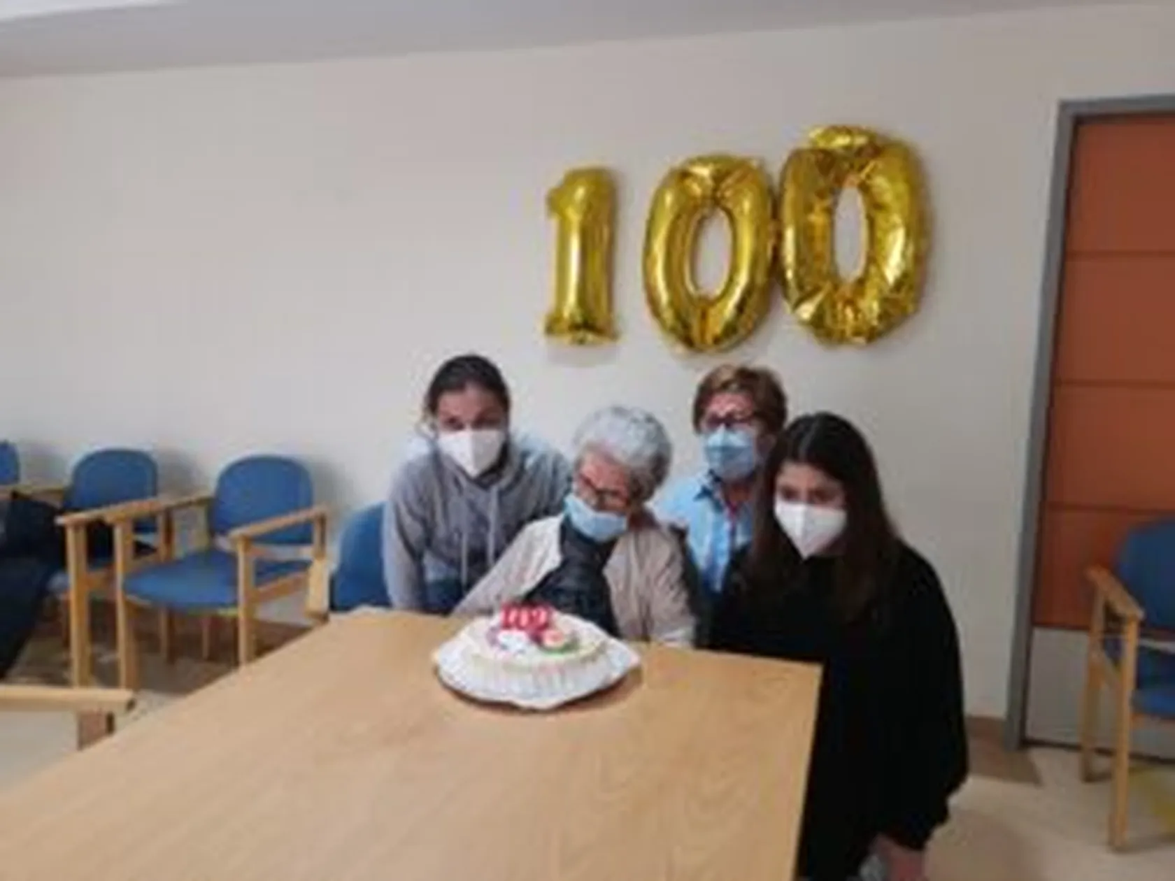 Cumpleanos-100-Conchita2-300x225.jpg