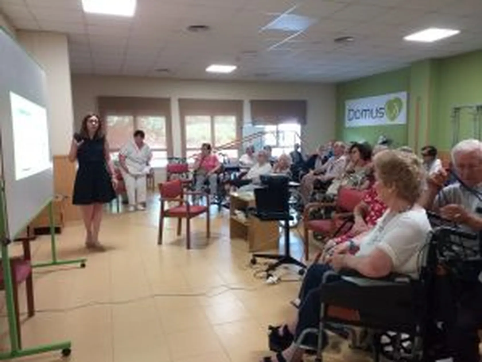 DomusVi-Valdemoro-12-meses-12-charlas-trabajo-social-1-300x225.jpg