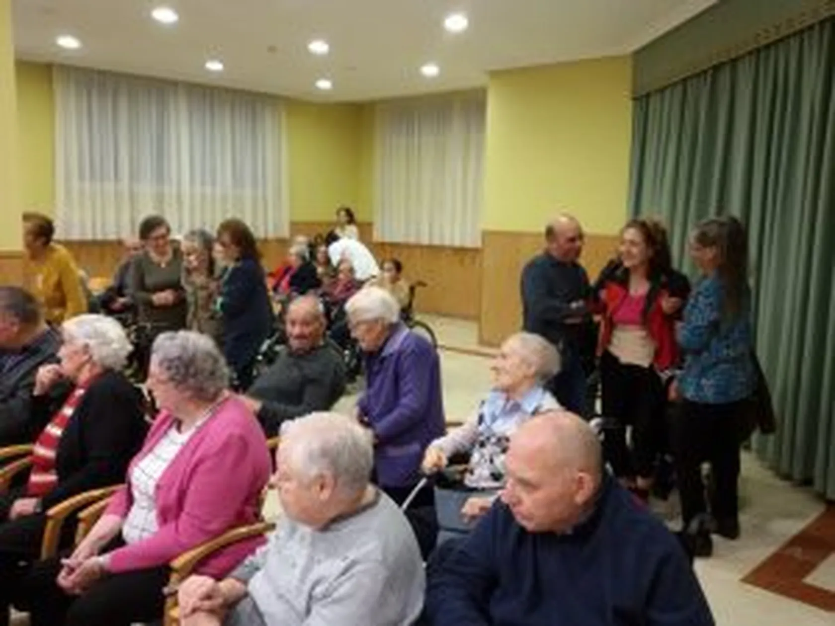 Familias-Baile-DomusVi-Nuestra-Señora-del-Camino2-300x225.jpg