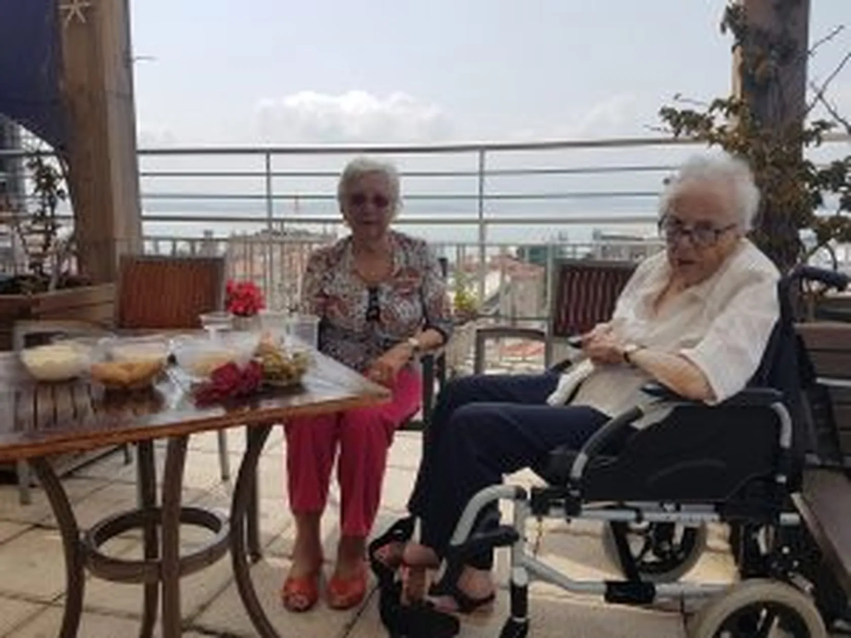 DomusVi-Stella-Maris-Vermut-Terraza-004-300x225.jpg