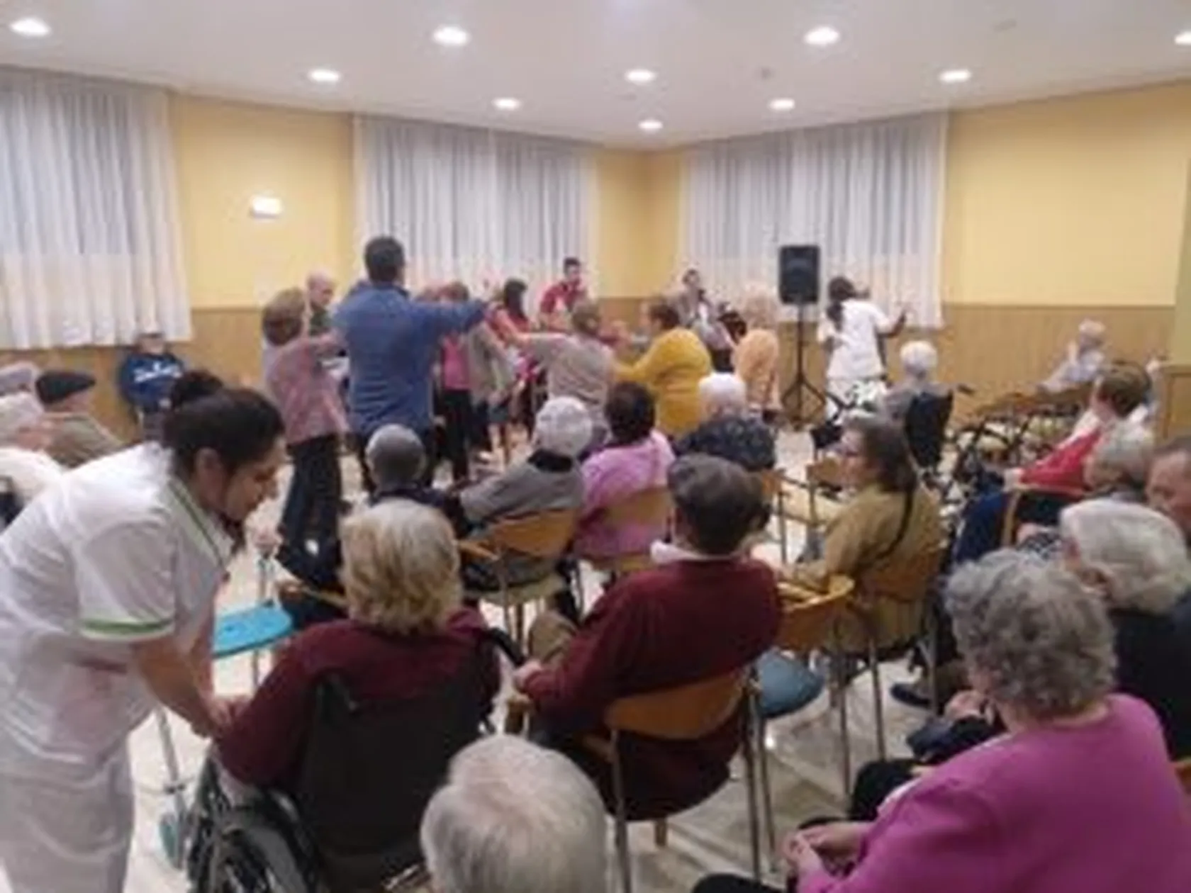 Charanga-y-cumpleaños-DomusVi-Nuestra-Señora-del-Camino-300x225.jpg