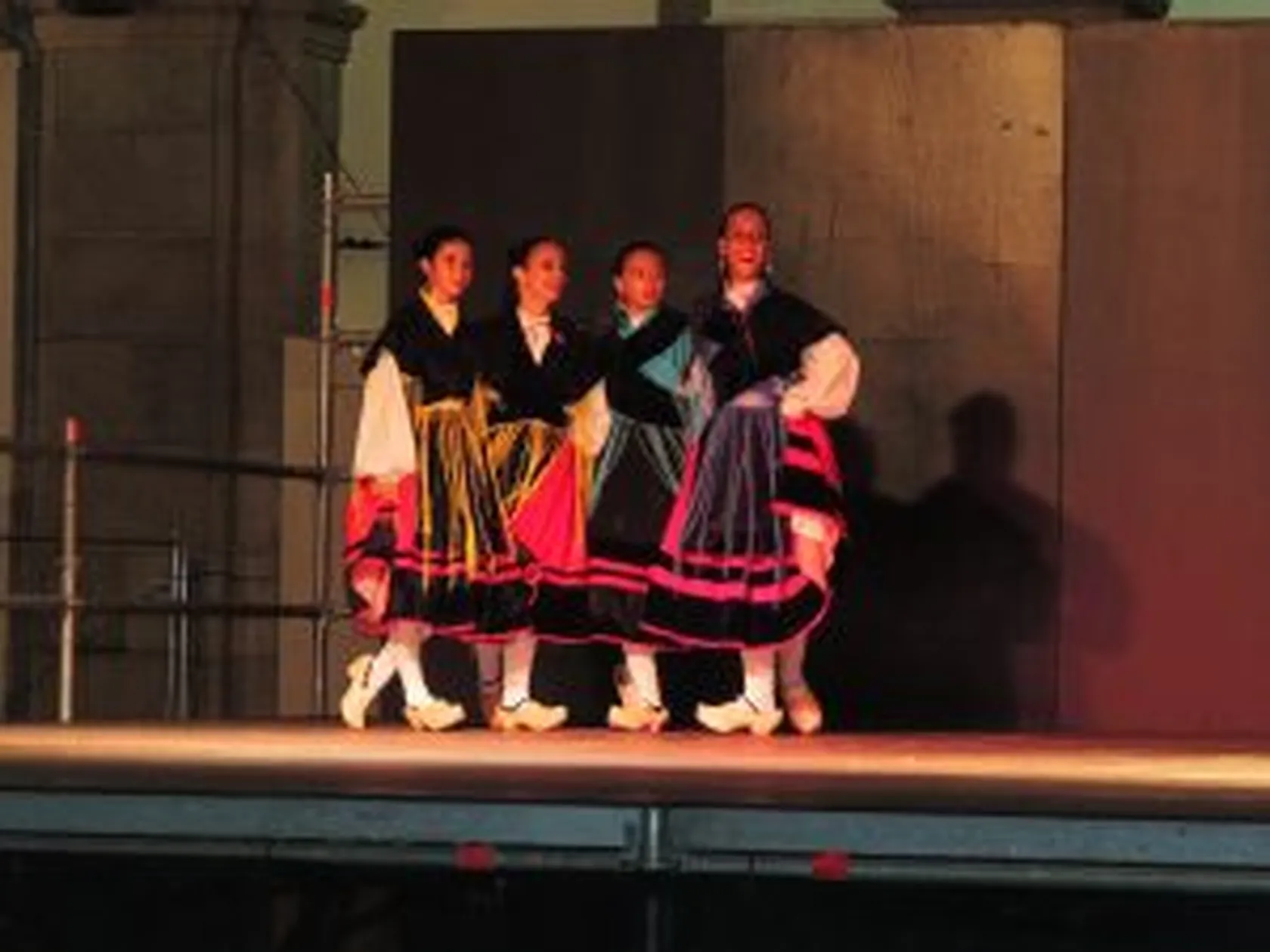 escuala-de-danza-bainga-1-300x225.jpg