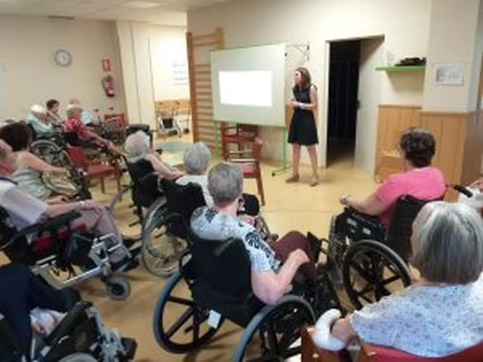 DomusVi-Valdemoro-12-meses-12-charlas-trabajo-social-4-300x225.jpg