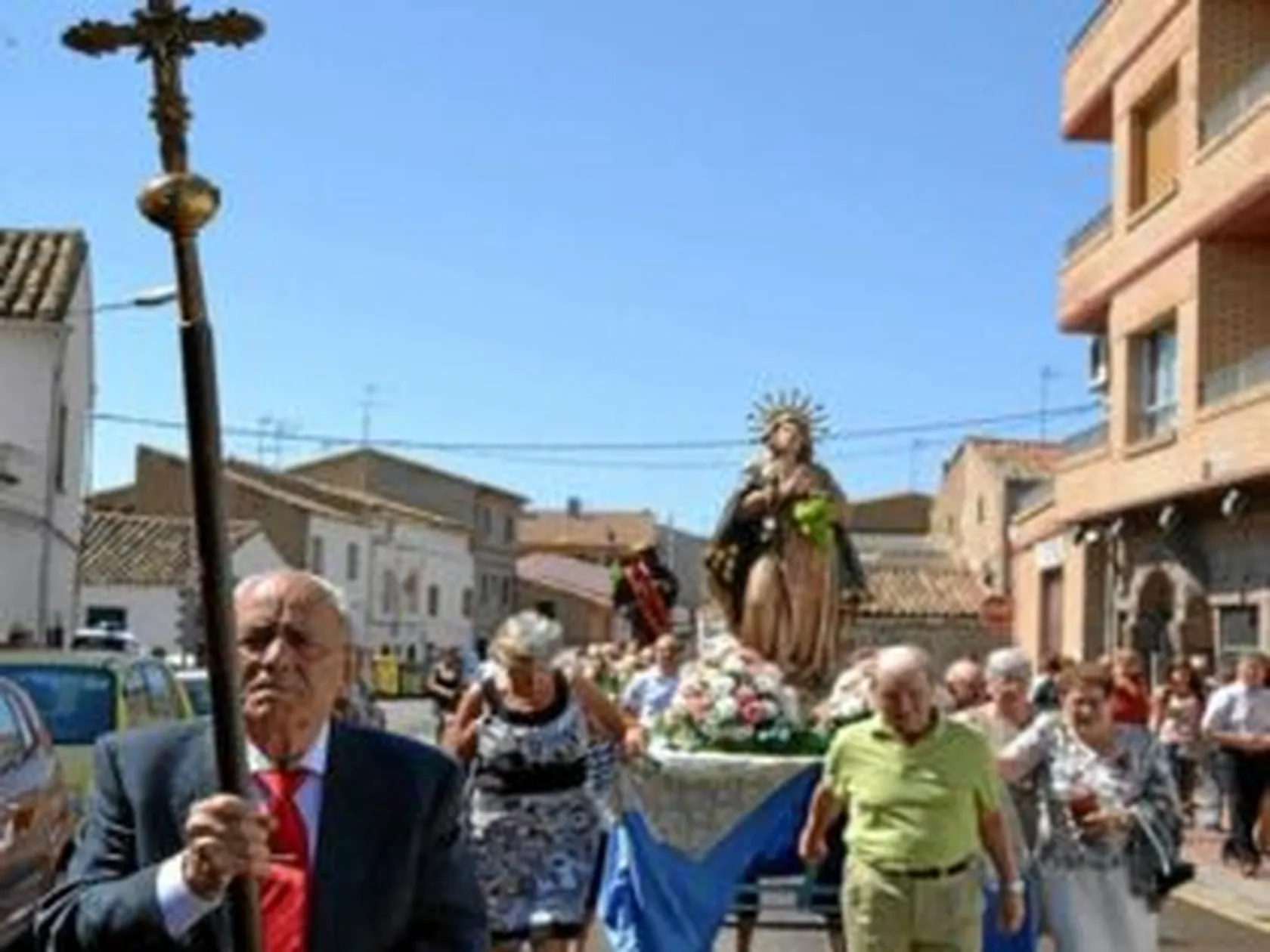 celebracion-de-la-virgen-de-la-asuncion-en-la-puebla-de-alfinden-min-300x225.jpeg