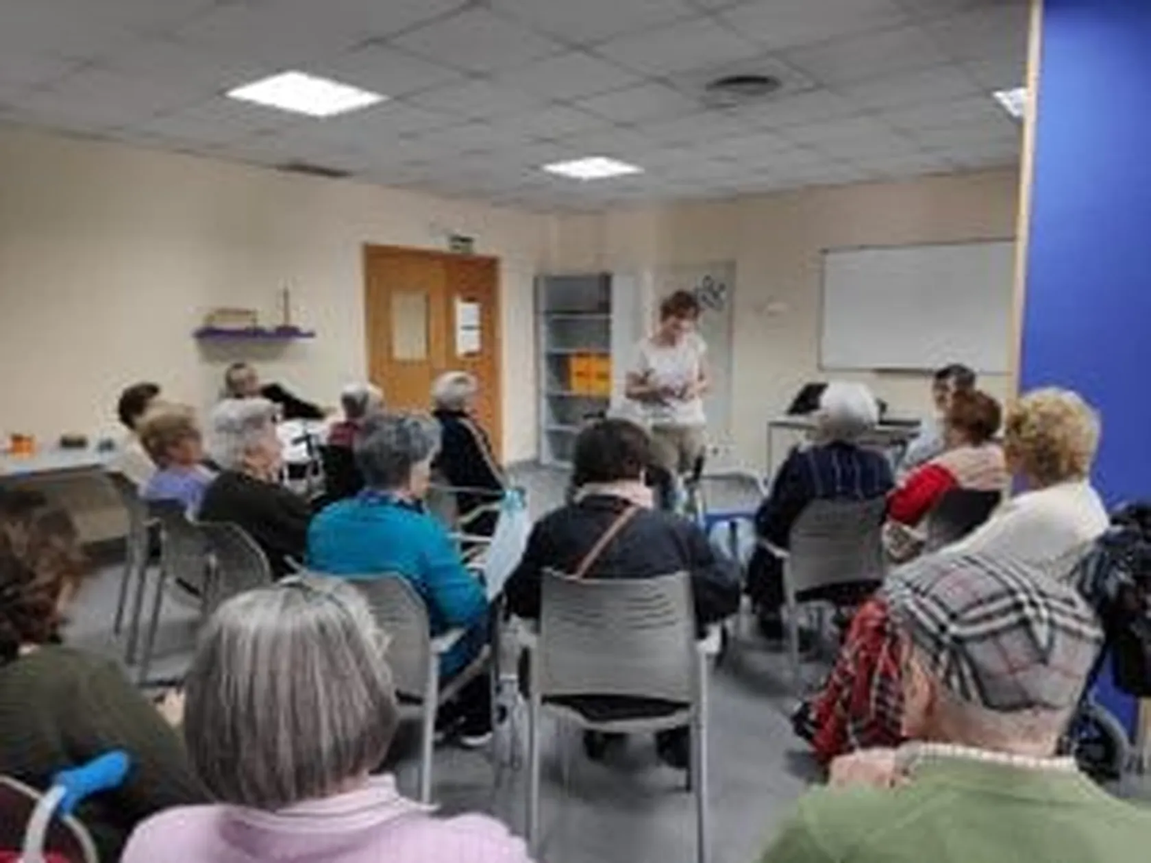 DOMUSVI-VALDEMORO.-TALLER-POESIA-2-300x225.jpeg