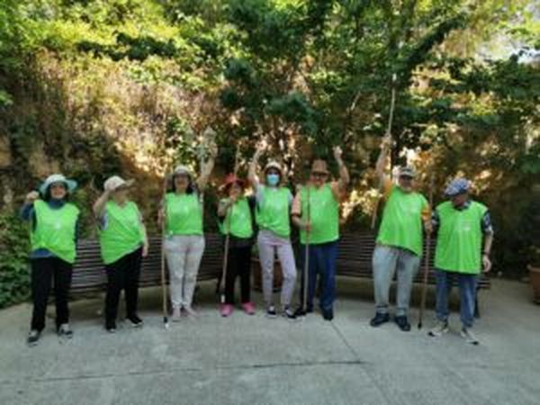 Excursión para recoger basura del campo