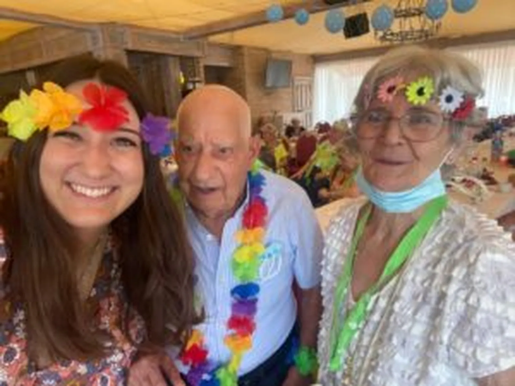 DomusVi-Tres-Cantos-fiesta-Flower-Power-2-300x225.jpg