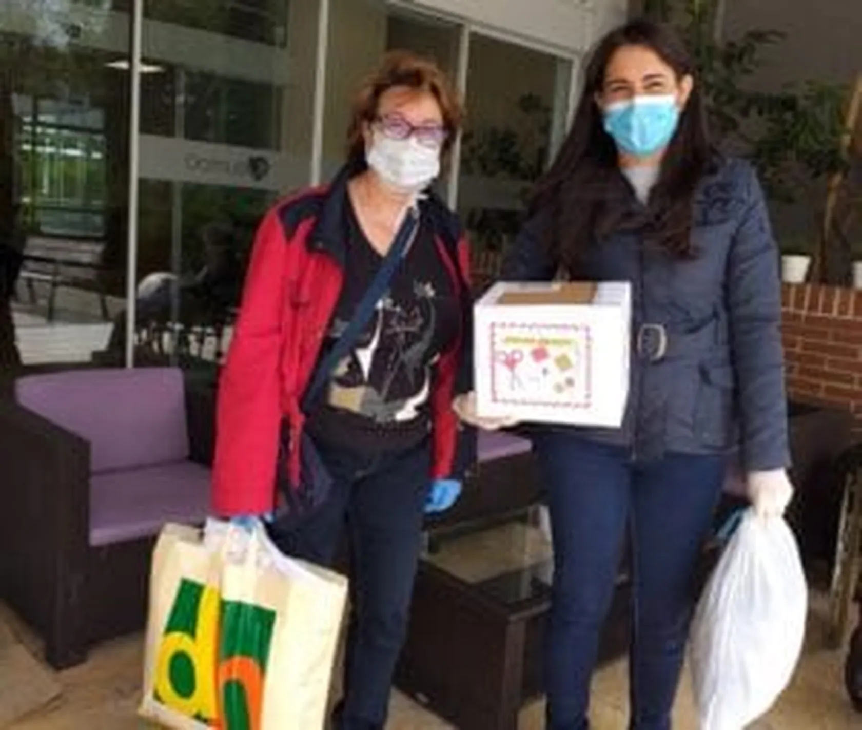 domusVi-Valdemoro-donación-material-sanitario-jasociación-entre-costuras-3-300x254.jpeg