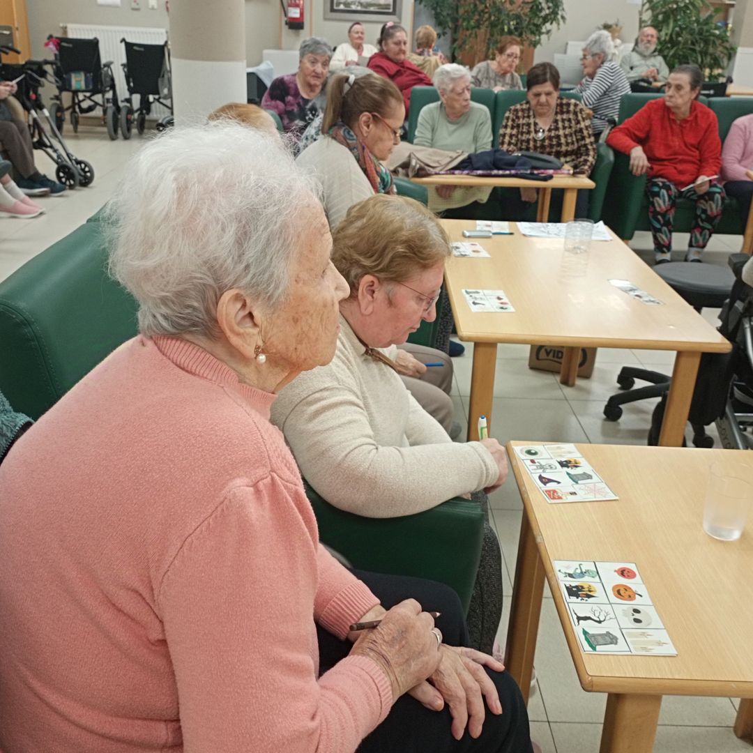 mayores jugando al bingo