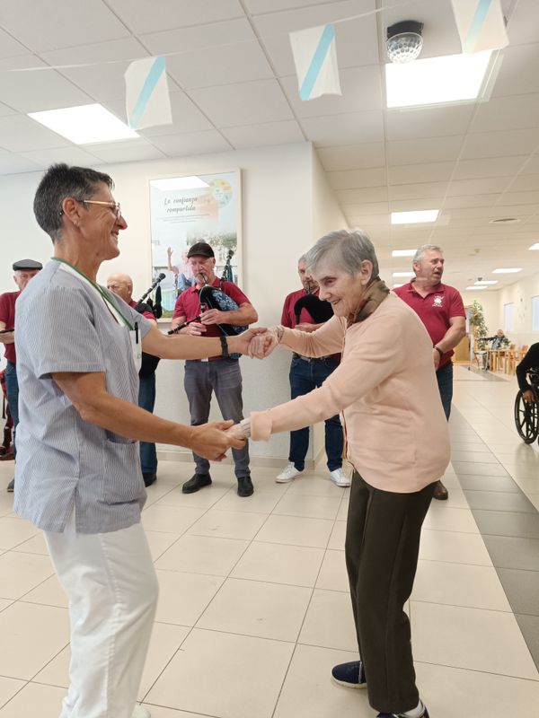 Gaiteros en la residencia para mayores