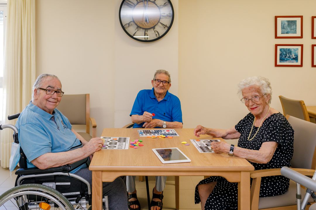 mayores jugando al bingo