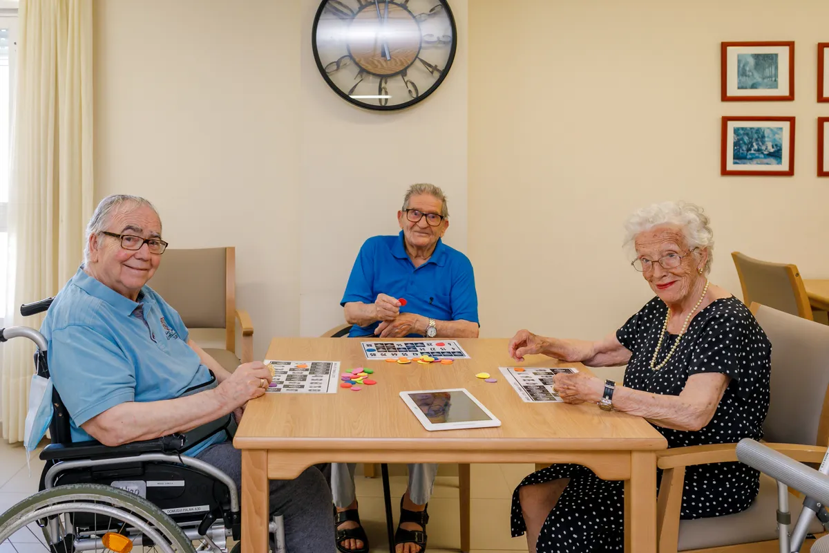 mayores jugando al bingo