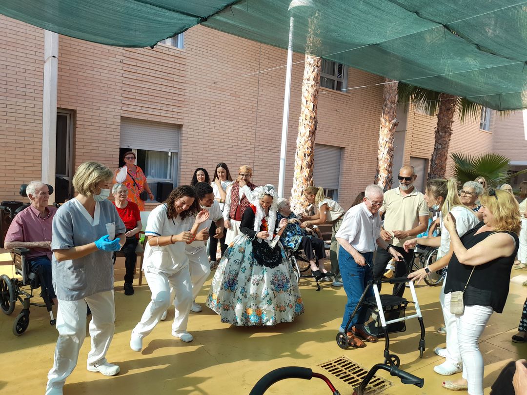 Fiesta con mayores, familiares y cuidadoras