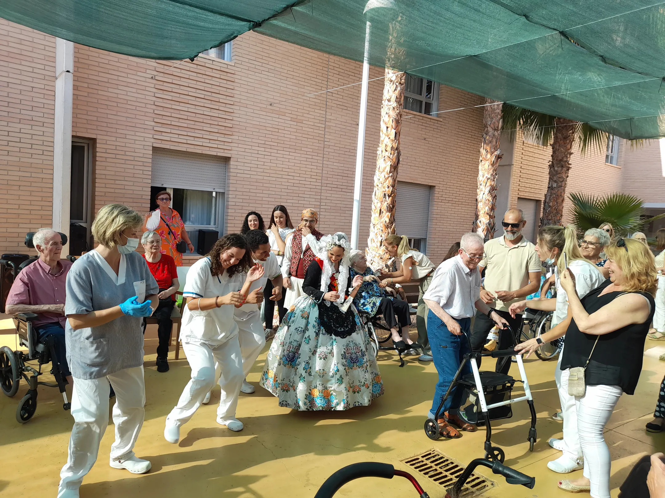 Fiesta con mayores, familiares y cuidadoras