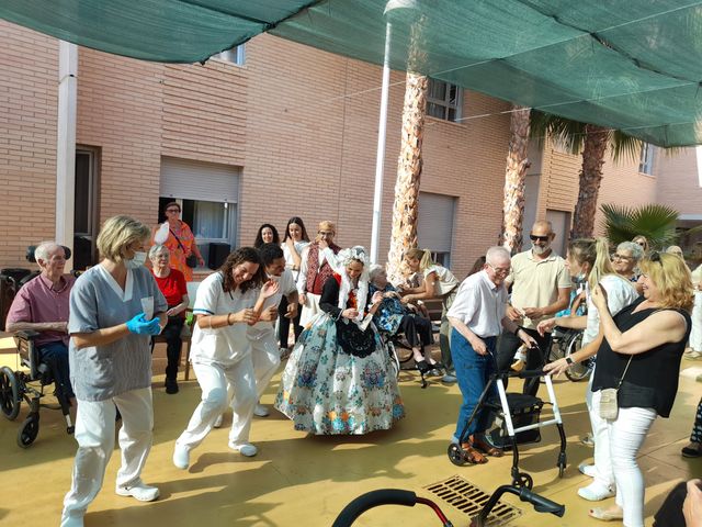 Fiesta con mayores, familiares y cuidadoras