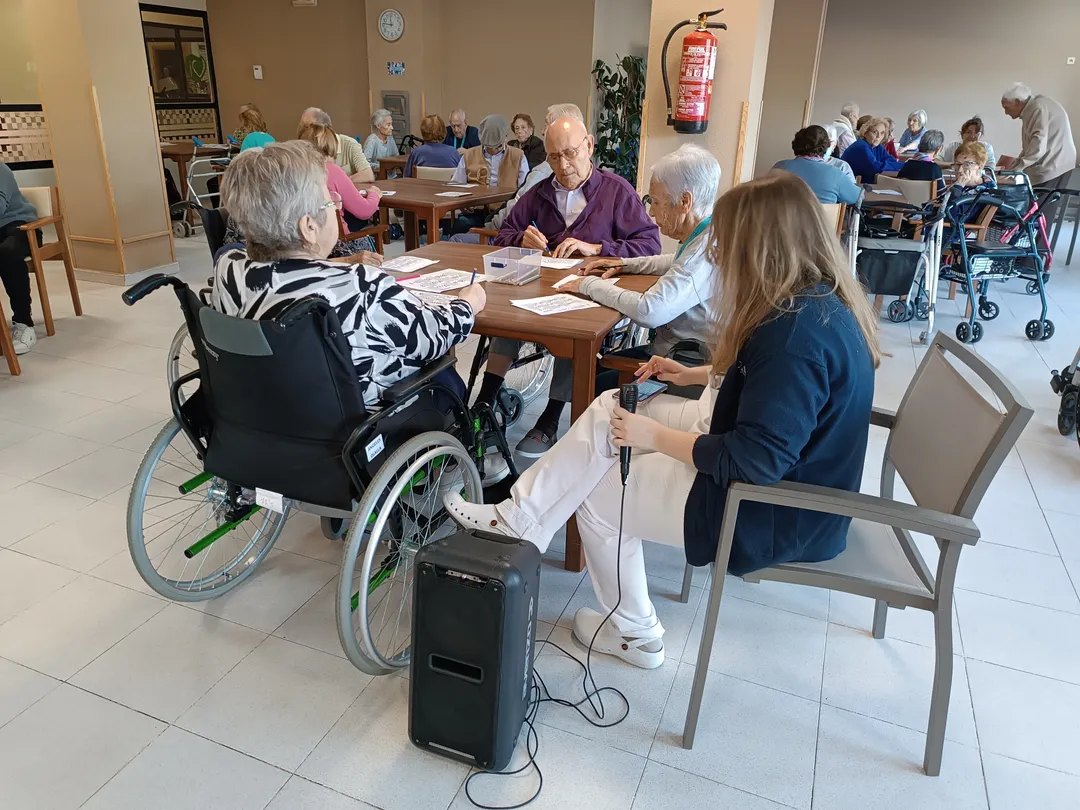 mayores jugando al bingo