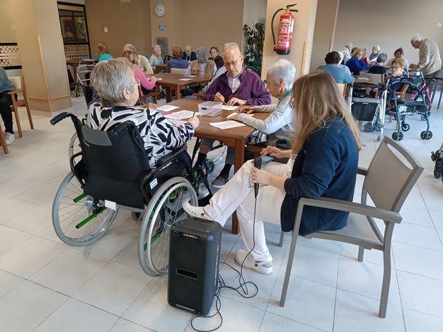 mayores jugando al bingo