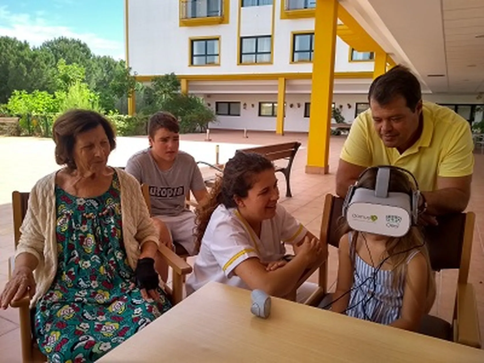 Familiares-participando-en-la-realidad-virtual-DOmusVi-Alcalá-de-Guadaíra.jpg