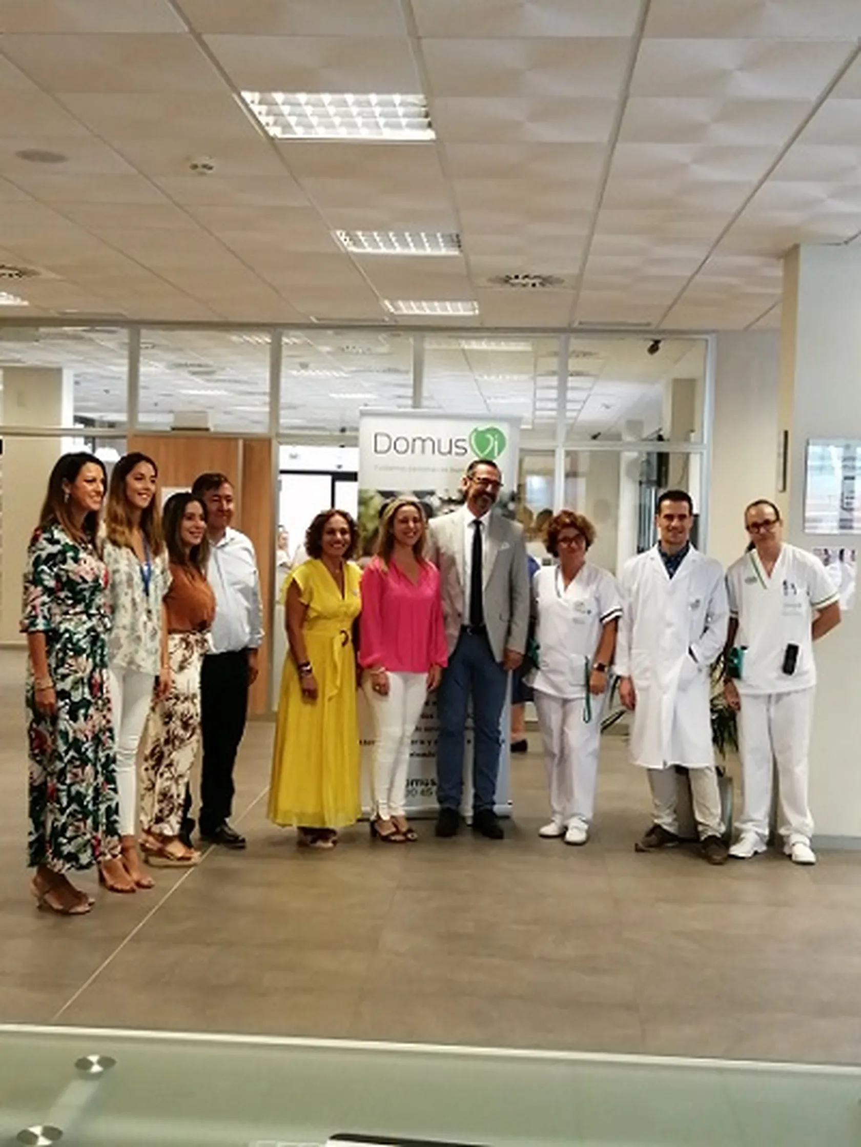 El-equipo-de-DomusVi-Alcalá-de-Guadaíra-recibe-a-la-alcaldesa-en-el-centro.jpg
