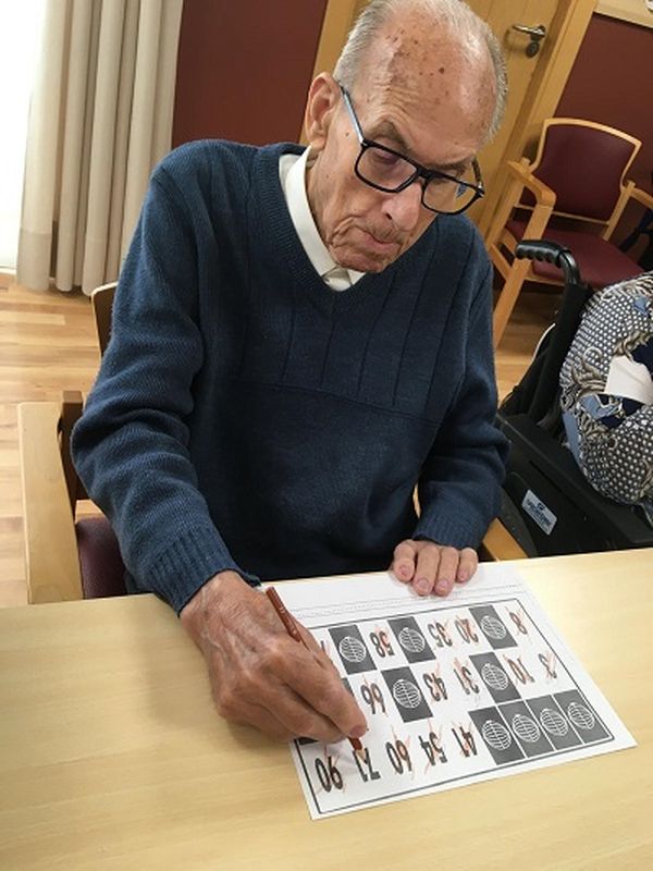 mayores jugando al bingo