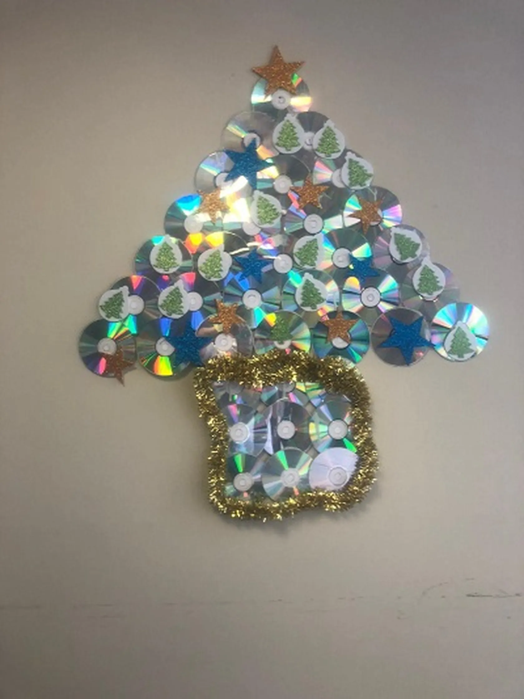 Arbol-navideño-con-CDs-DomusVi-Alcalá-de-Guadaíra.jpg