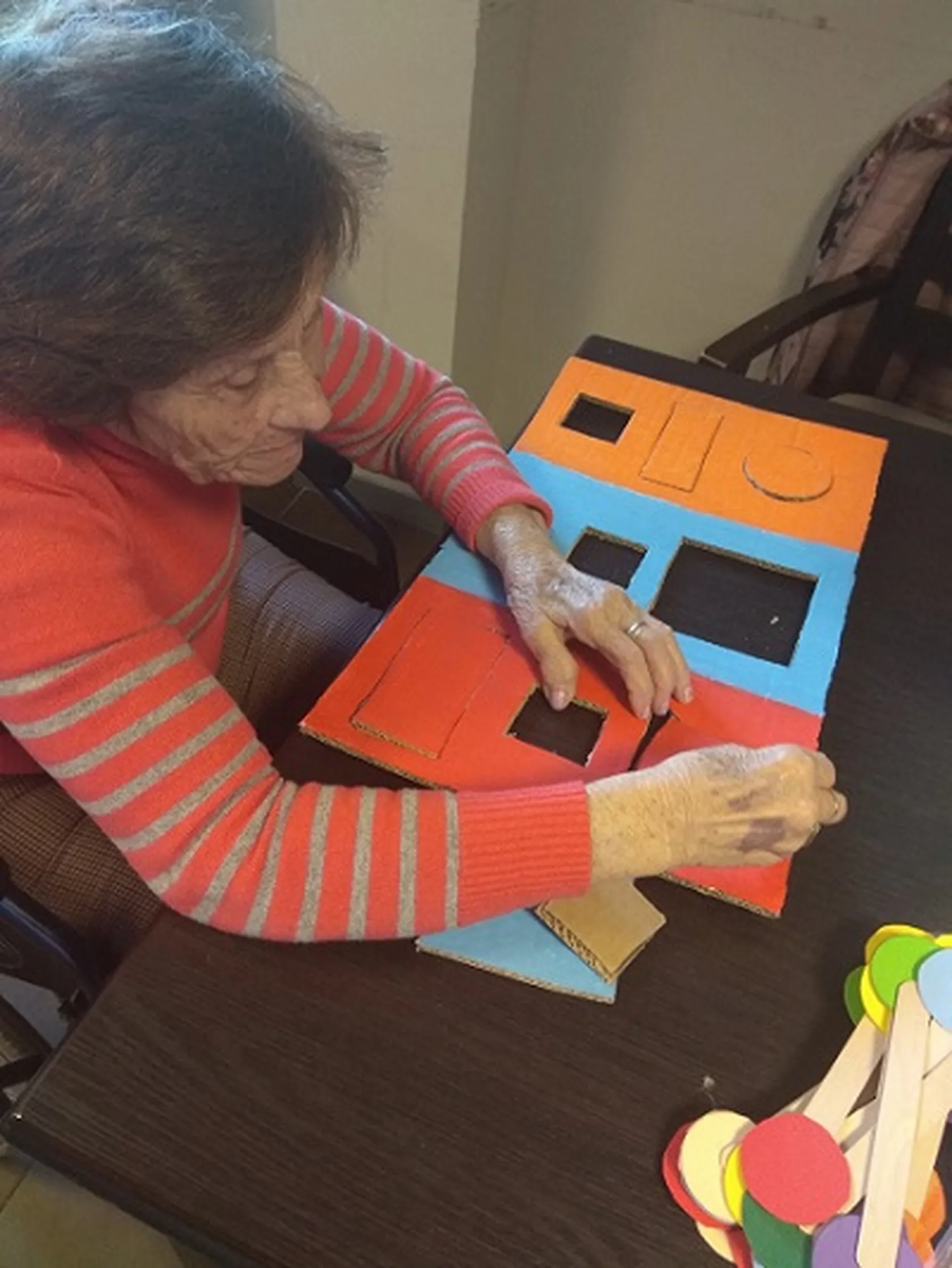 Terapia-Montessori-DomusVi-Alcalá-de-Guadaíra.jpg