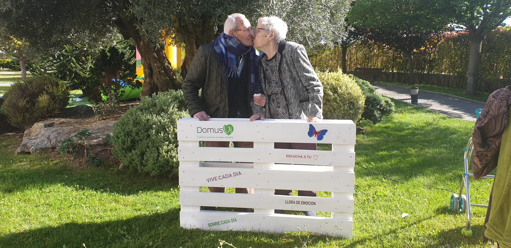 Pareja-de-residentes-besandose-dia-de-la-familia.jpg