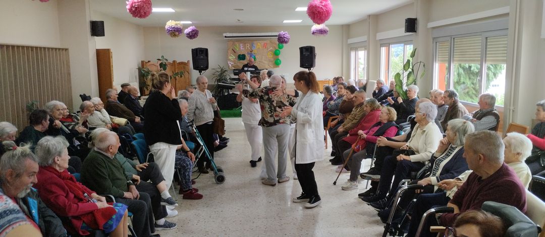 Fiesta de aniversario en la residencia