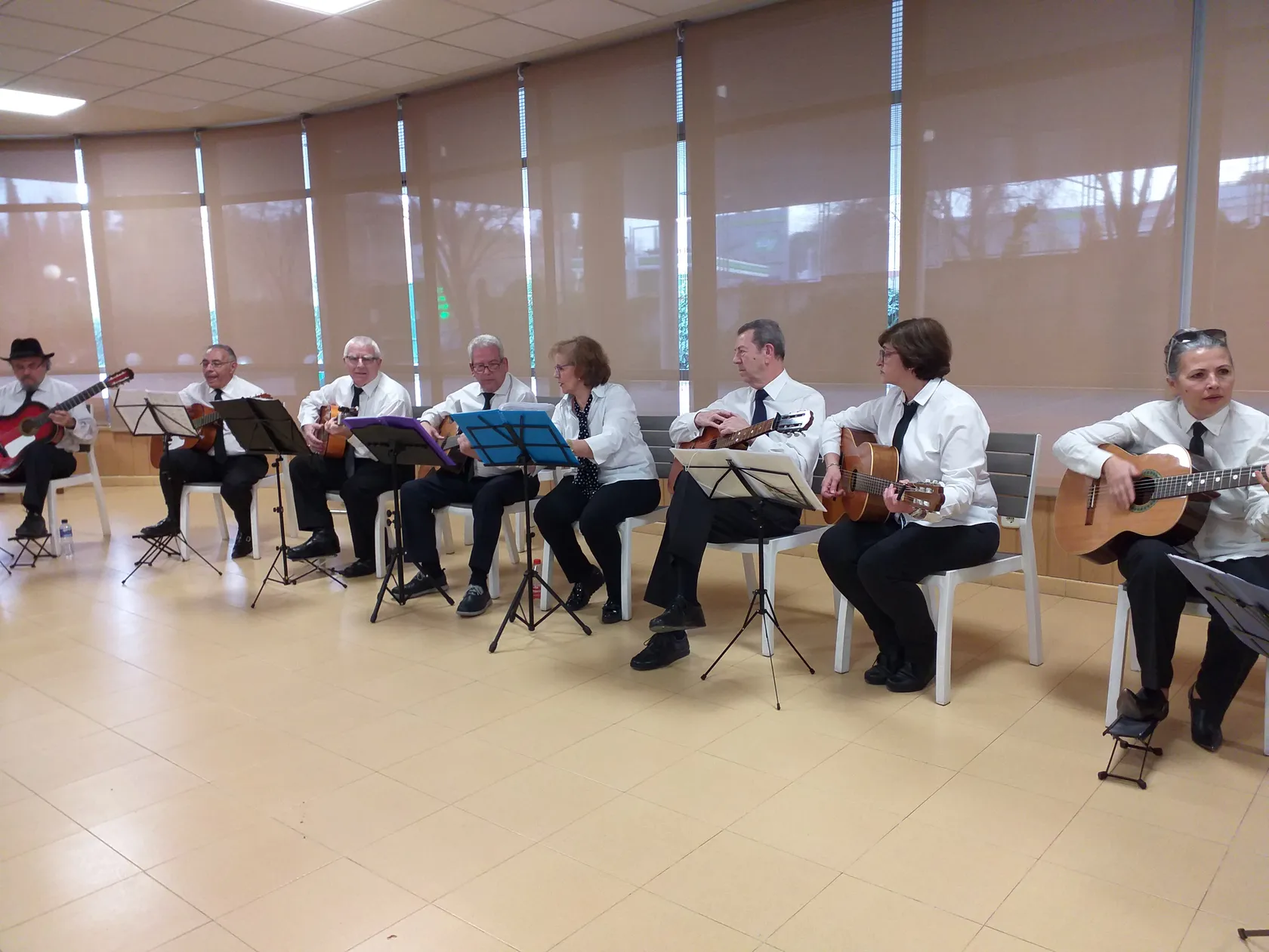 DomusVi-Valdemoro-grupo-guitarras-Ilusión-4.jpg