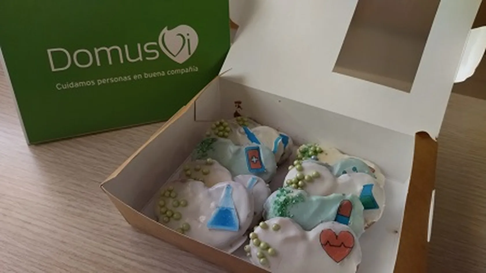 Regalo-galletas-enfermeria-DomusVi-Alcala-de-Guadaira.jpg