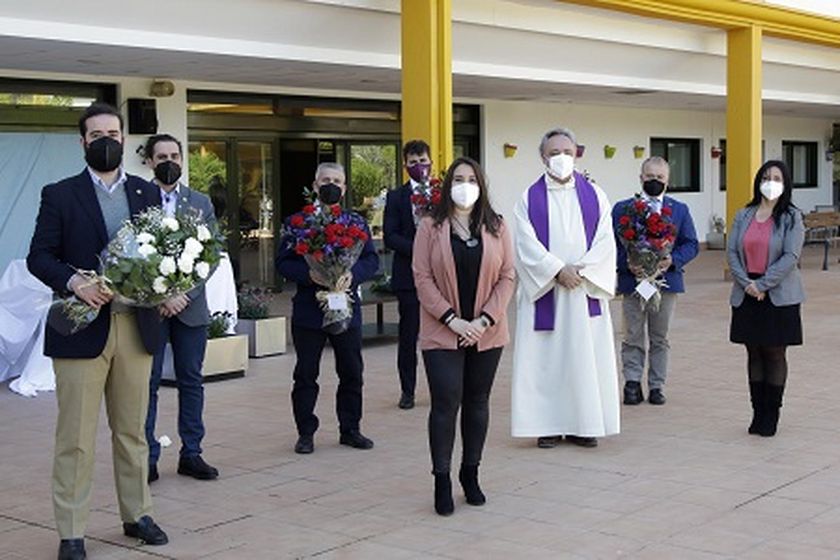 Ofrenda-junto-a-hermandades-DomusVi-Alcala-de-Guadaira.jpg
