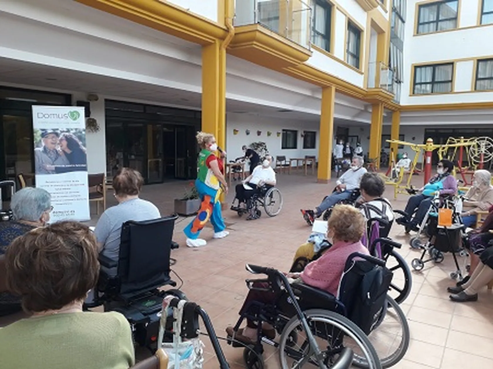 Taller-de-risoterapia-DomusVi-Alcala-de-Guadaira.jpg