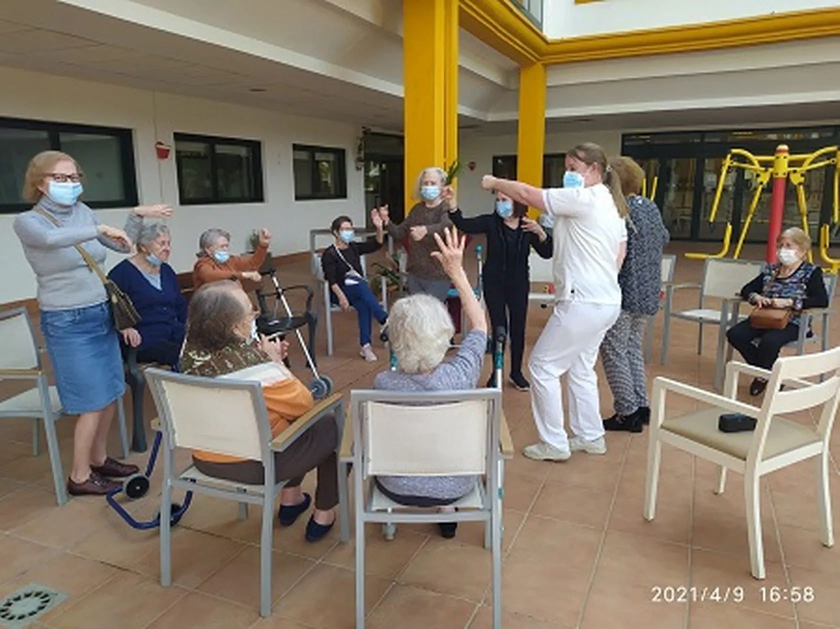 Musicoterapia-y-expresion-corporal-DomusVi-Alcala-de-Guadaira.jpg