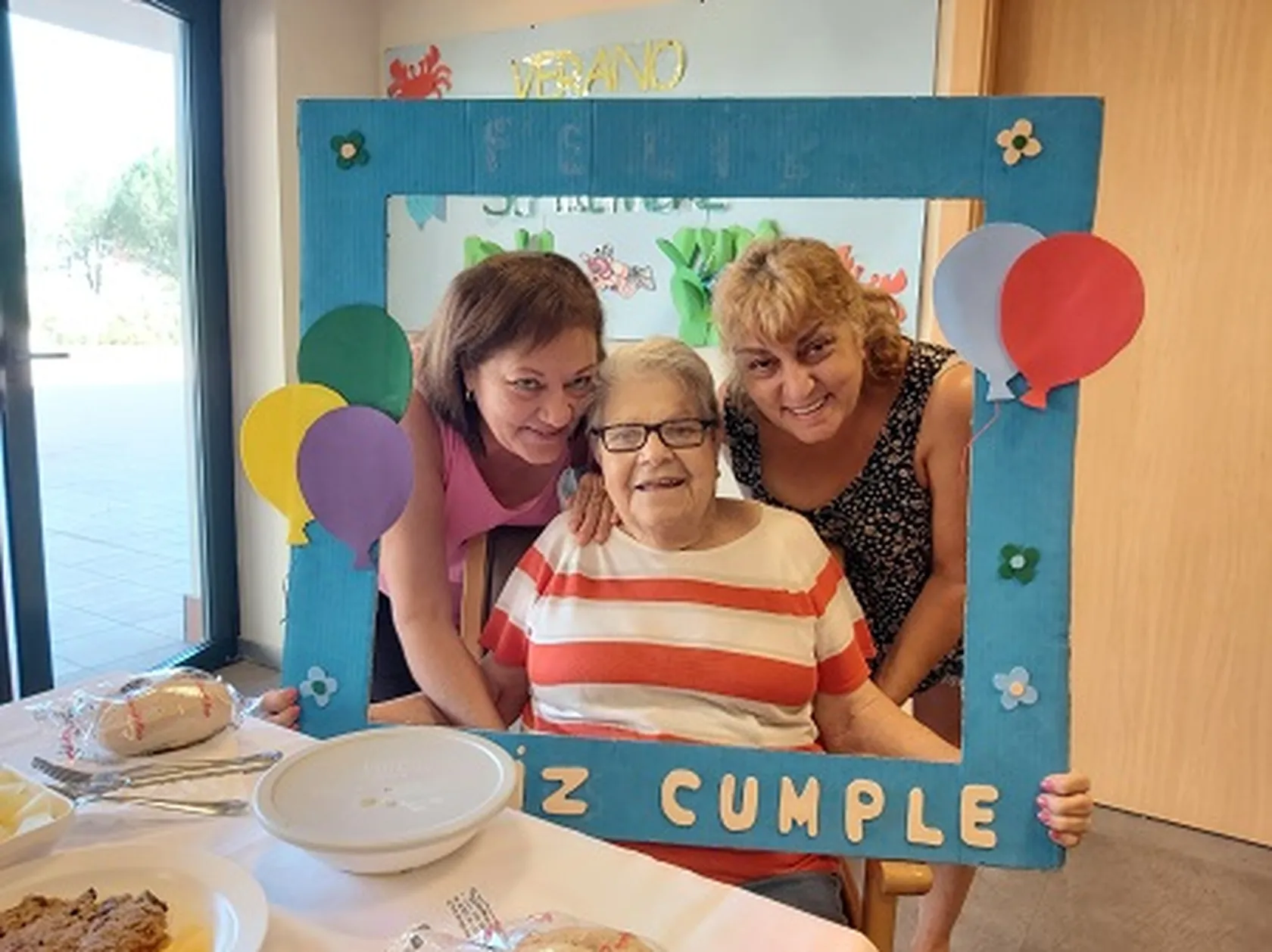Cumple-residente-DomusVi-Alcala-de-Guadaira-2.jpg