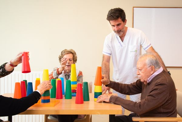 Cuidador y ancianos en un taller psicológico