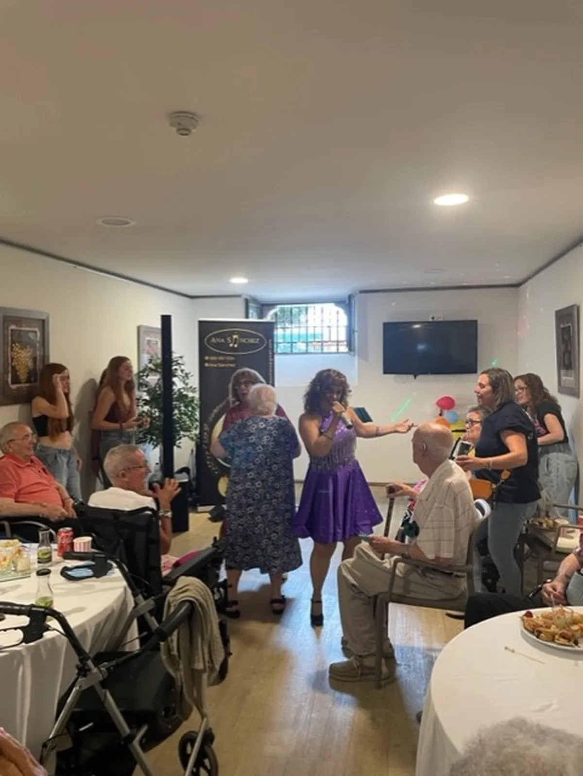 Fiesta con cantante en la residencia