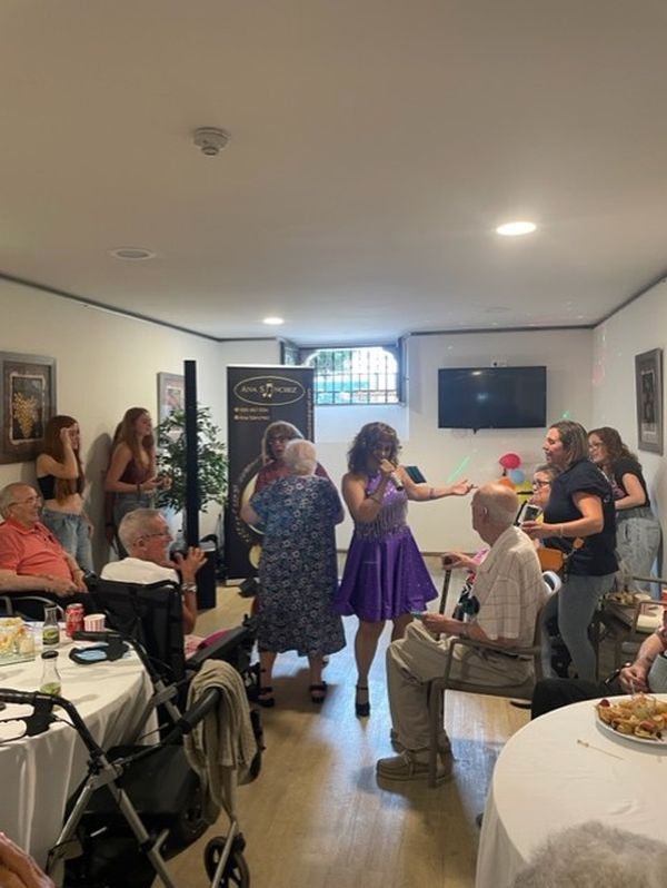 Fiesta con cantante en la residencia