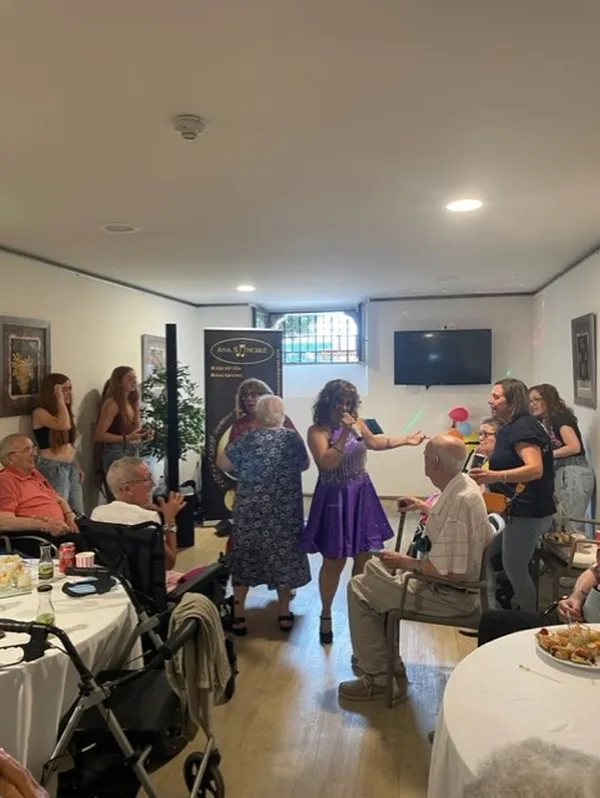 Fiesta con cantante en la residencia