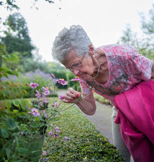 Martha Flora vrouw met dementie in tuin