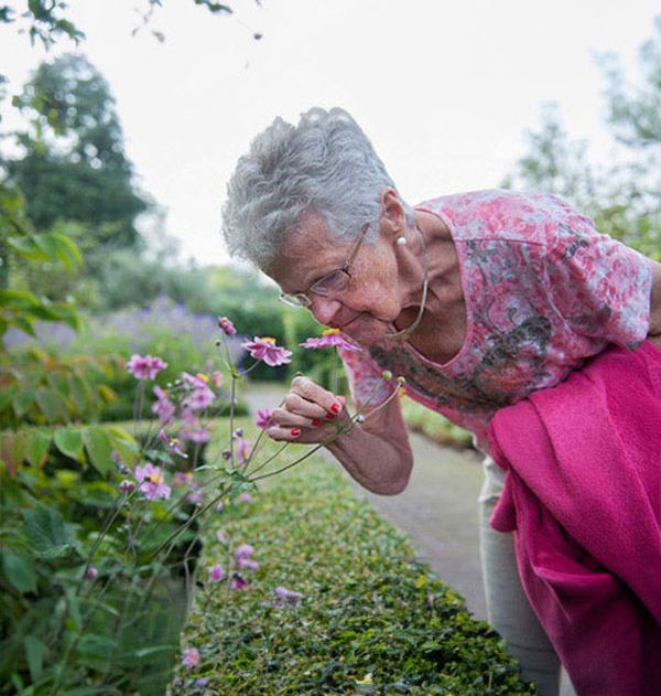 Martha Flora vrouw met dementie in tuin