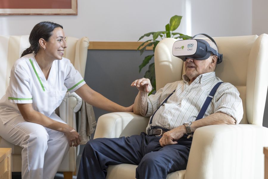 Anciano con gafas de realidad virtual