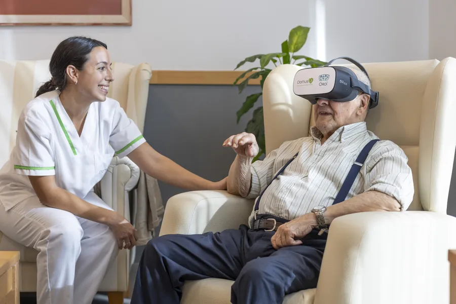 Anciano con gafas de realidad virtual