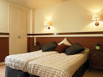 Complejo de apartamentos para mayores con servicios ADOREA Girona en Girona. Habitacón doble. 5.