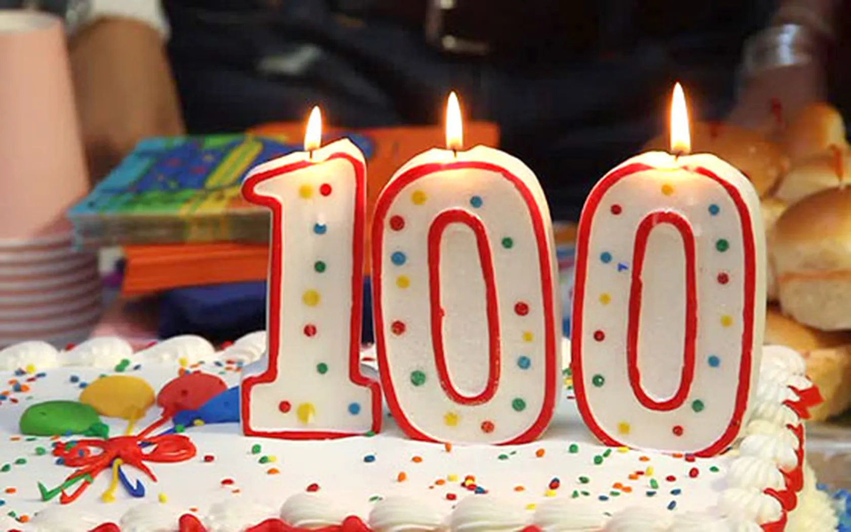 484824671-cumpleanos-numero-100-torta-de-cumpleanos-pastel-vela-iluminacion.jpg