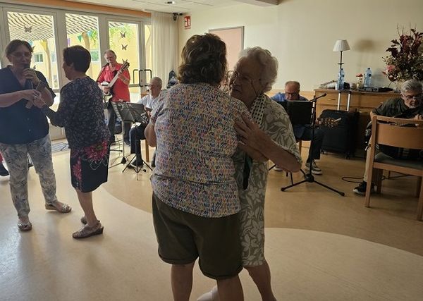actuación de grupo de música en el centro