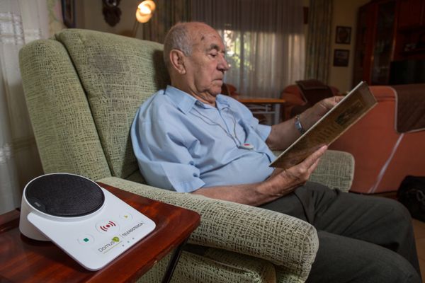 Señor mayor con teleasistencia en casa