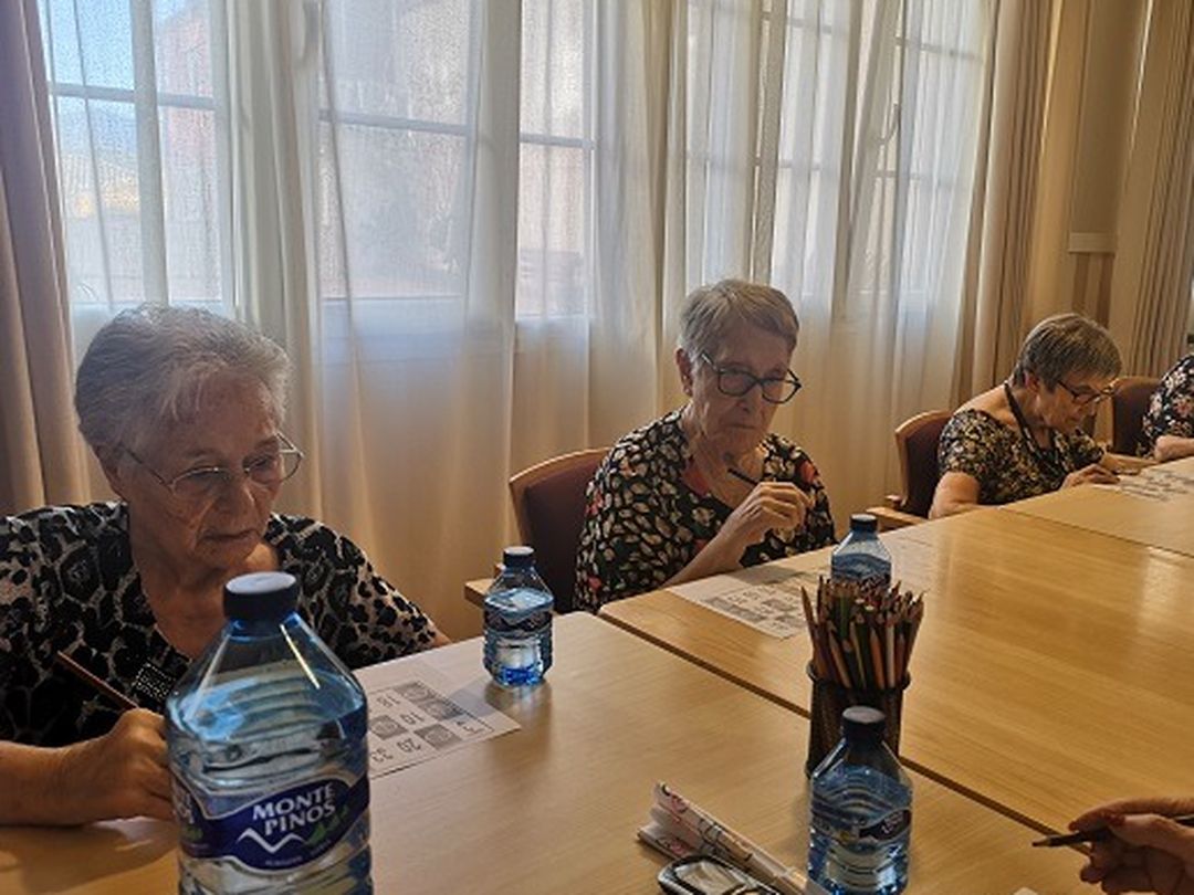 mayores jugando al bingo