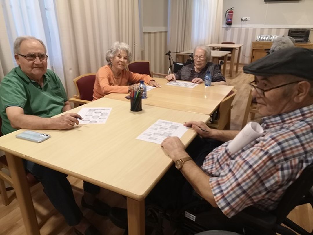 mayores jugando al bingo