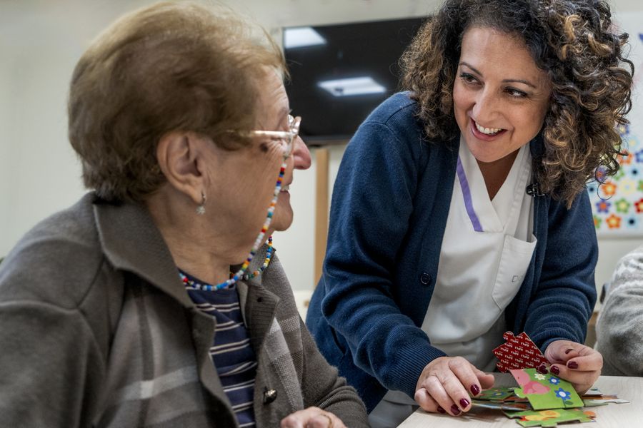 Cuidadora y persona mayor con manualidades