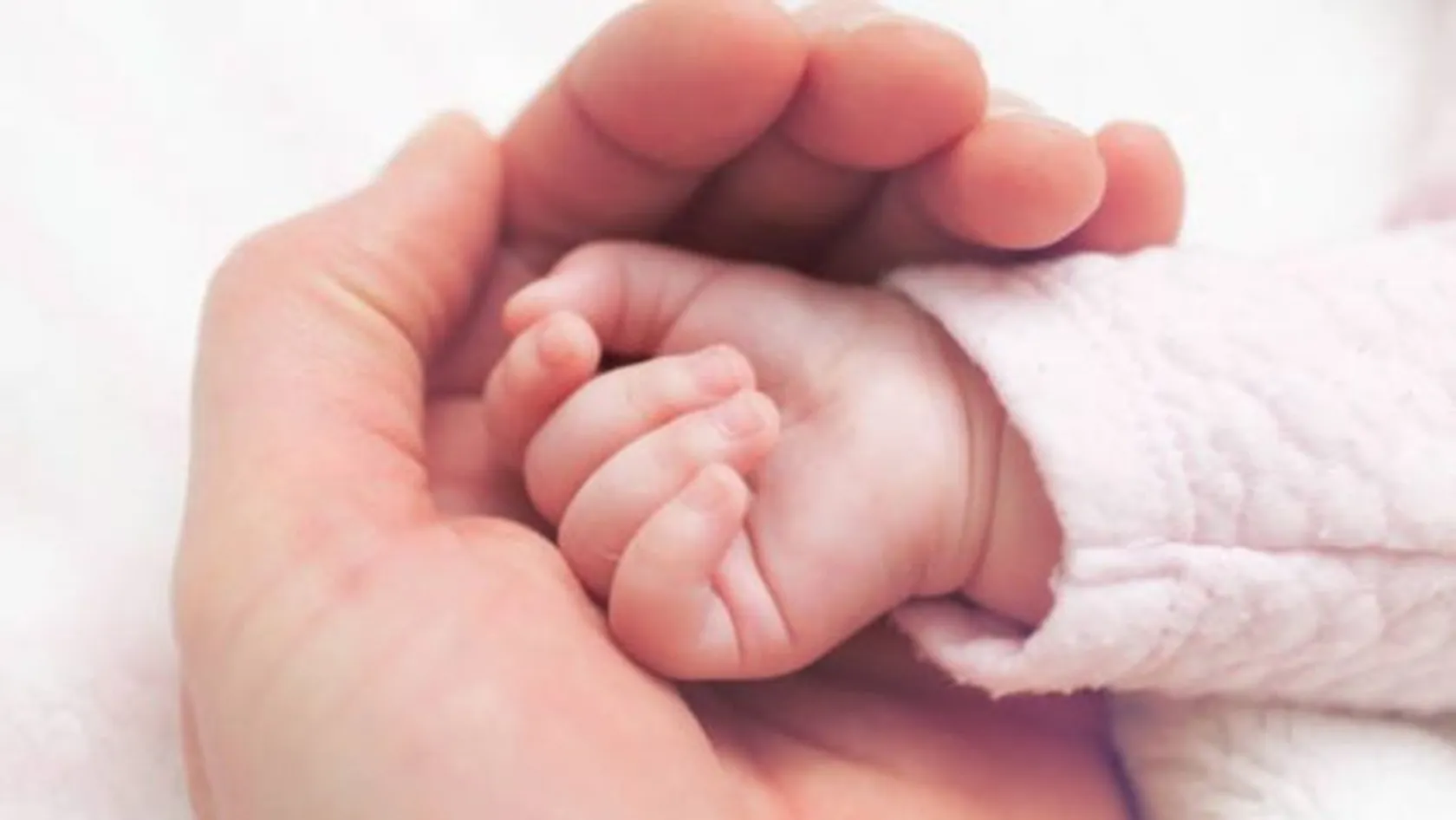 por-que-los-bebes-suelen-tener-manos-frias-620x349-1.jpg
